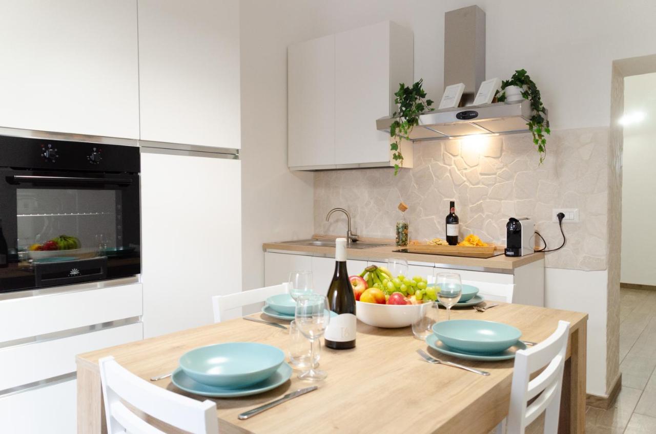 Modern Stone Apartment In The Heart Of Bari Eksteriør billede