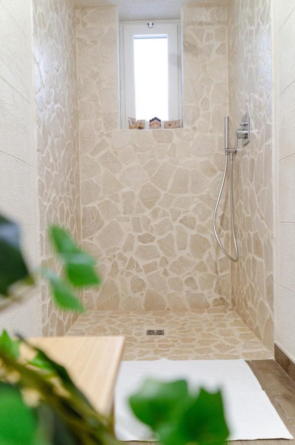 Modern Stone Apartment In The Heart Of Bari Eksteriør billede