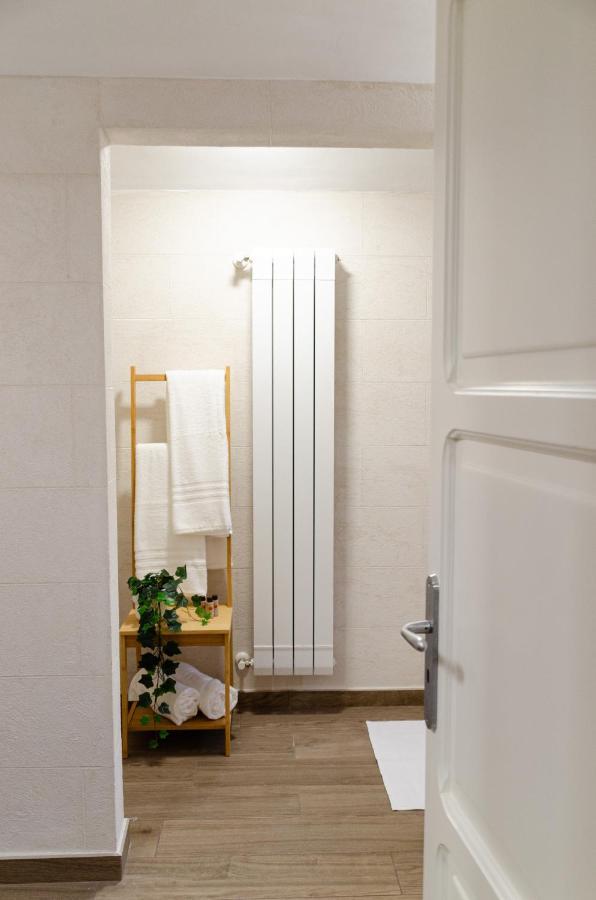 Modern Stone Apartment In The Heart Of Bari Eksteriør billede