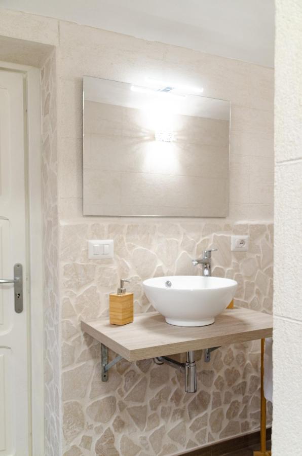 Modern Stone Apartment In The Heart Of Bari Eksteriør billede