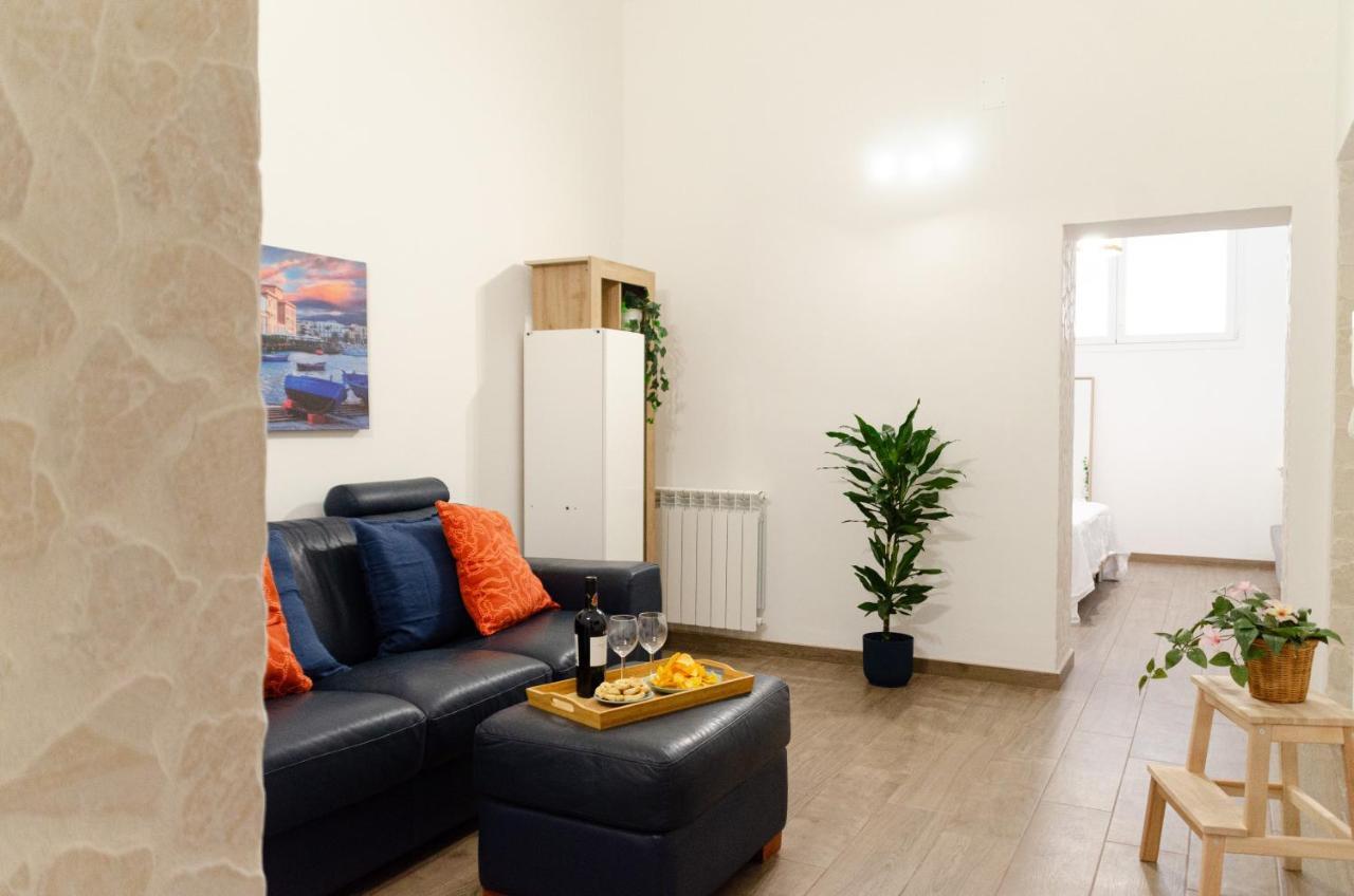 Modern Stone Apartment In The Heart Of Bari Eksteriør billede