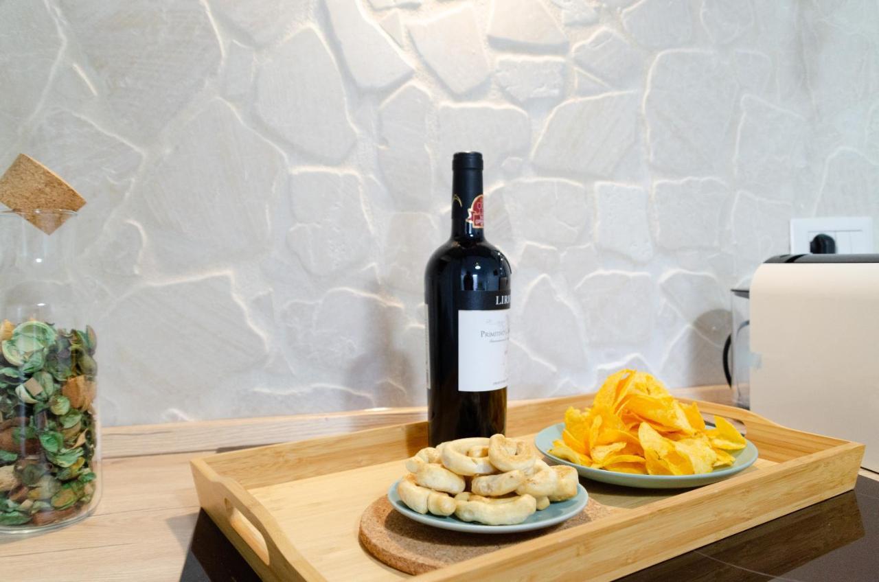 Modern Stone Apartment In The Heart Of Bari Eksteriør billede