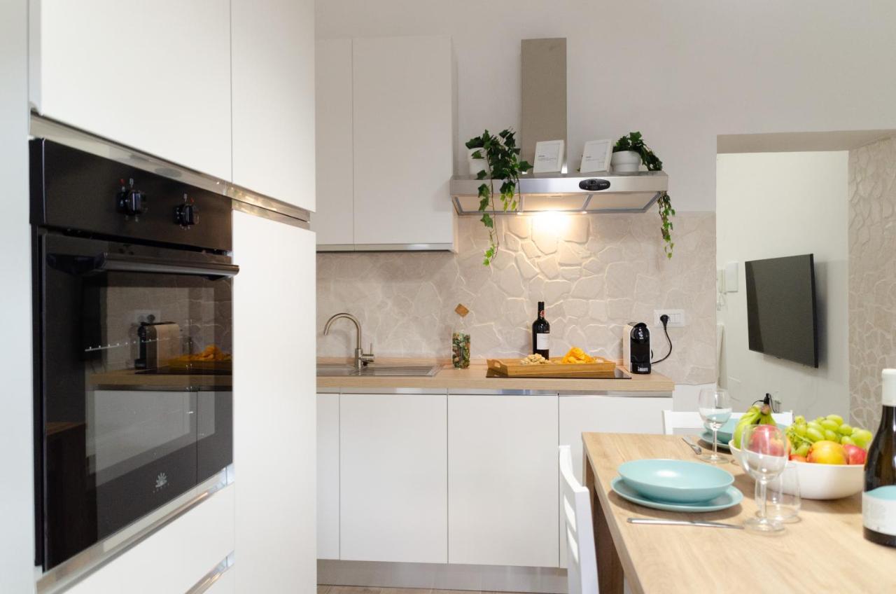 Modern Stone Apartment In The Heart Of Bari Eksteriør billede